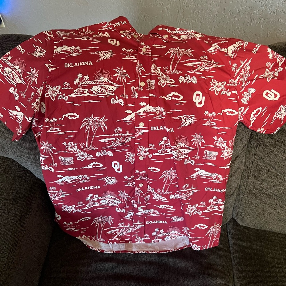 NWT OU Hawaiian shirt size medium. Super soft!!